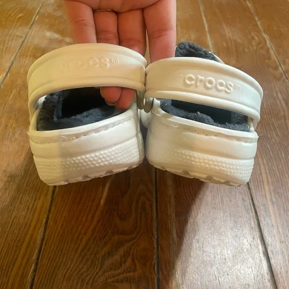 ❌SOLD❌Crocs White Lined Clogs Slippers Womens Size 10 Faux Fur Fuzzy - Picture 7 of 8